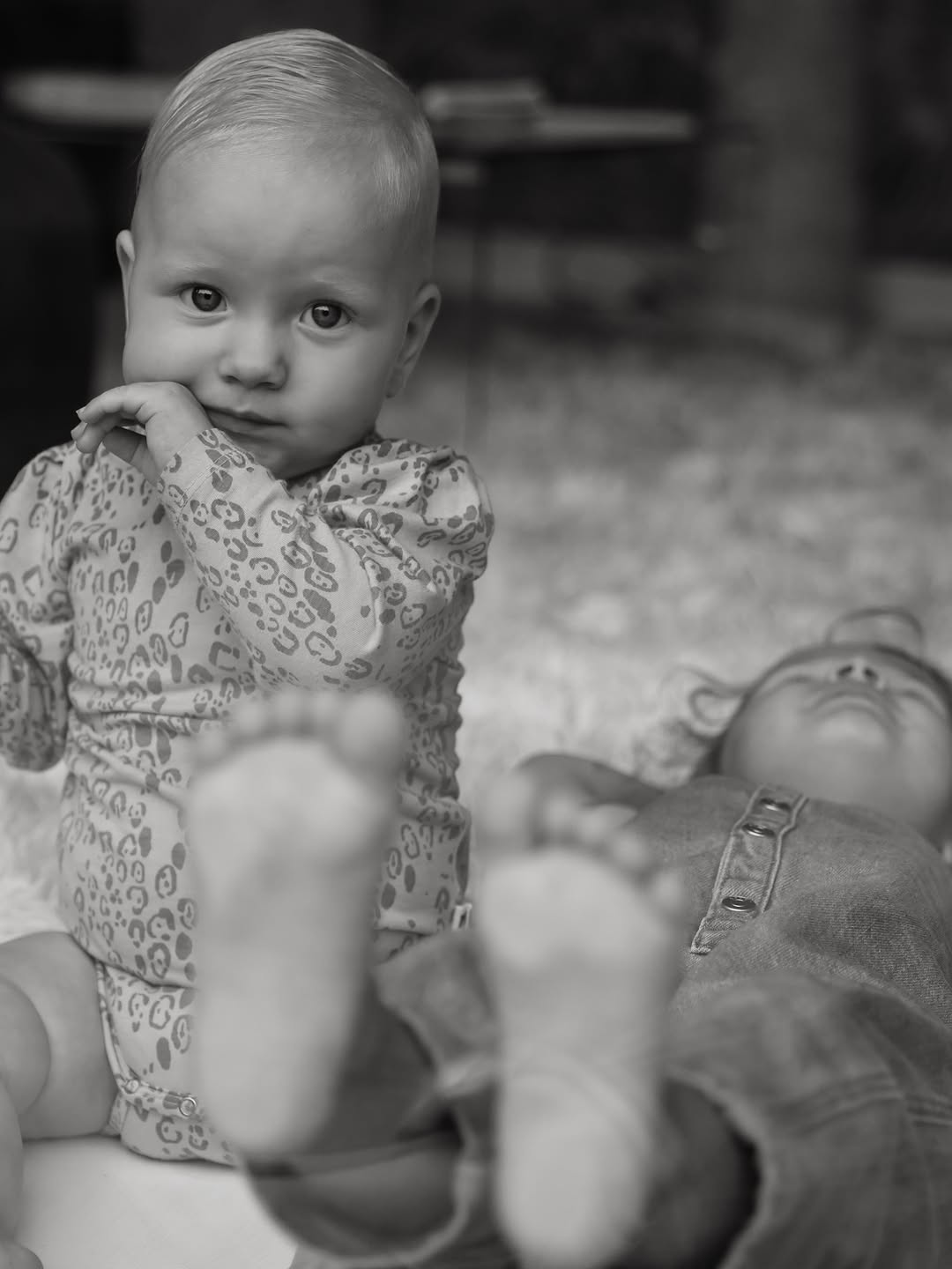 Babyvoetjes in de lucht, zwart-wit