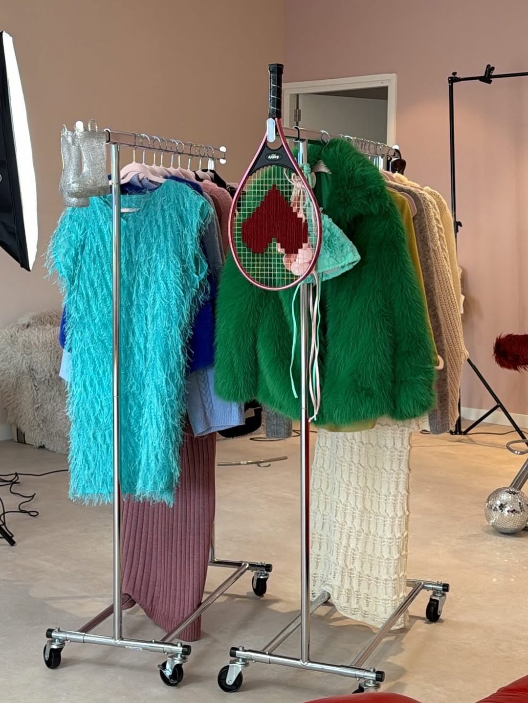 Het rek met fluffy jassen en eye catchers in de client closet