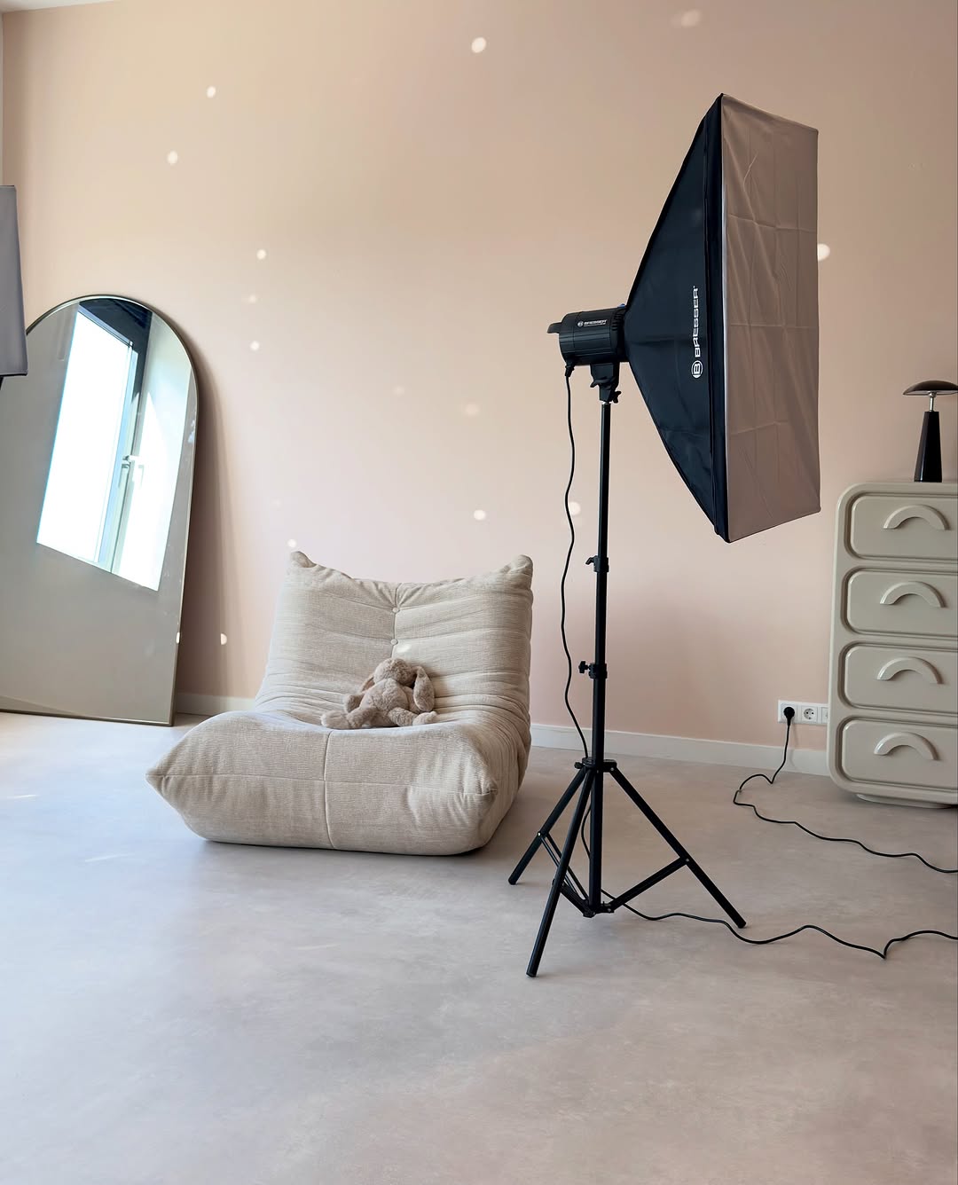 De studio met roze muren en studiolicht