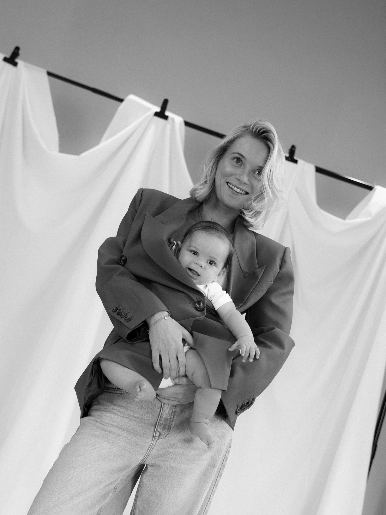 Moeder met haar baby voor een wit doek, zwart-wit