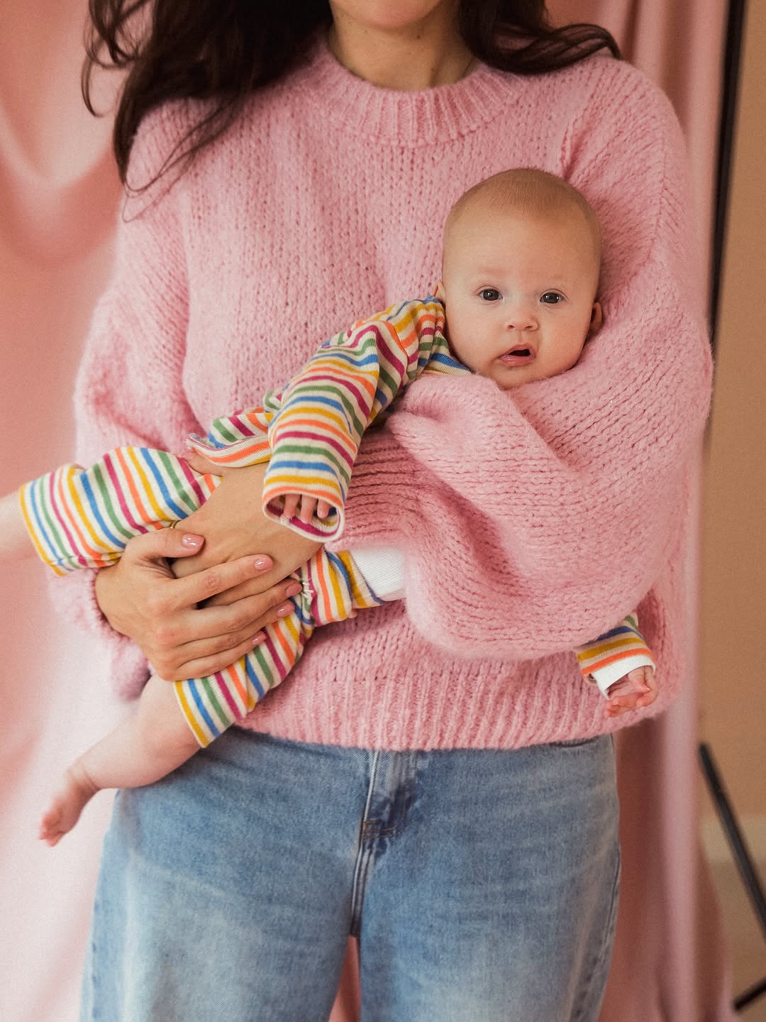 Moeder in roze trui met baby